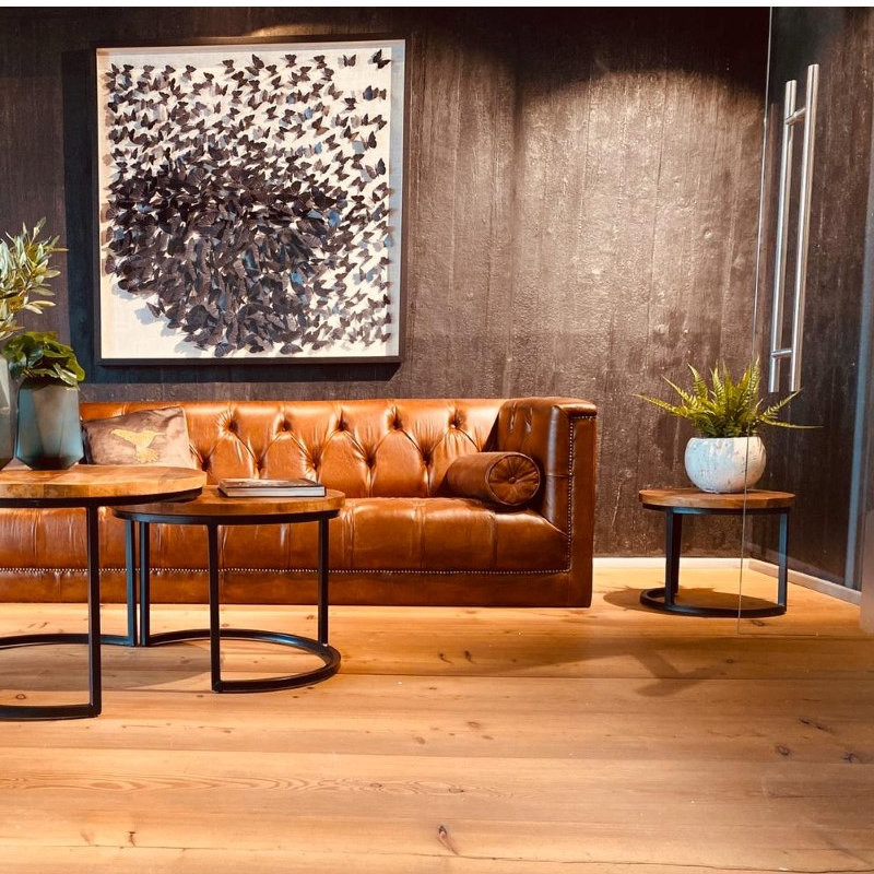 Ejemplo de salón cerrado actual de tamaño medio con paredes negras y suelo de madera en tonos medios