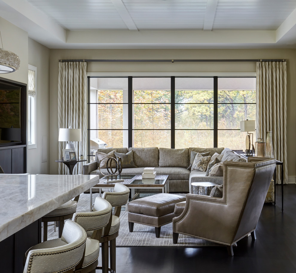 Ispirazione per un grande soggiorno tradizionale aperto con pareti beige, parquet scuro, TV a parete e pavimento marrone