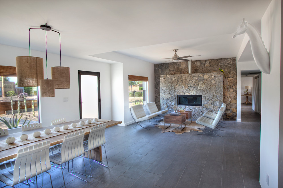 Свежая идея для дизайна: гостиная комната в стиле фьюжн с фасадом камина из камня и полом из керамогранита - отличное фото интерьера