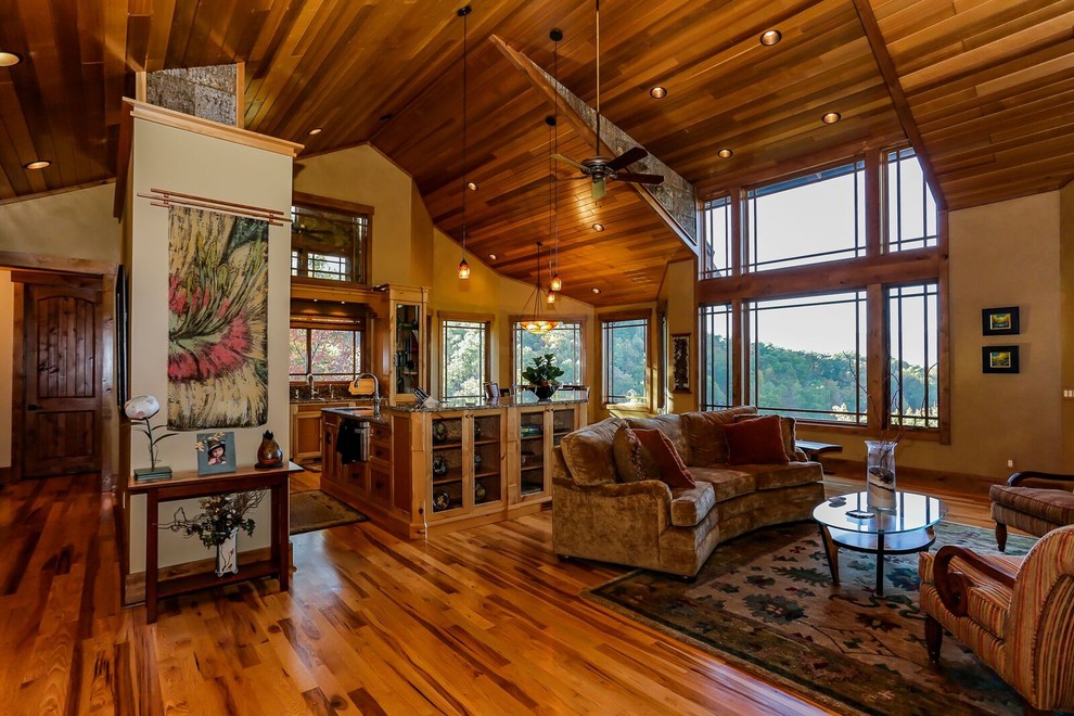 Foto de salón para visitas abierto de estilo americano grande sin chimenea y televisor con paredes beige y suelo de madera en tonos medios