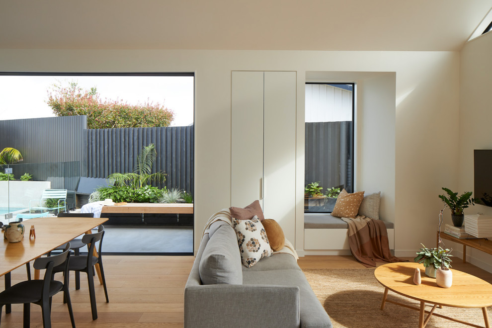Idee per un soggiorno contemporaneo di medie dimensioni e stile loft con parquet chiaro e soffitto a volta