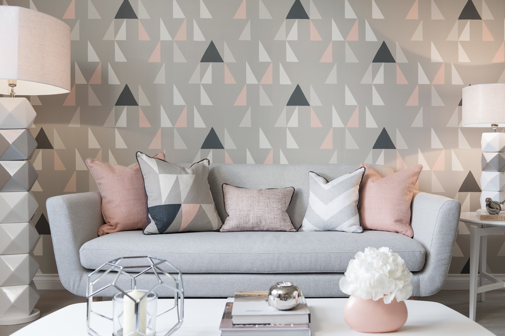 Cette photo montre un salon gris et rose tendance avec un mur gris.