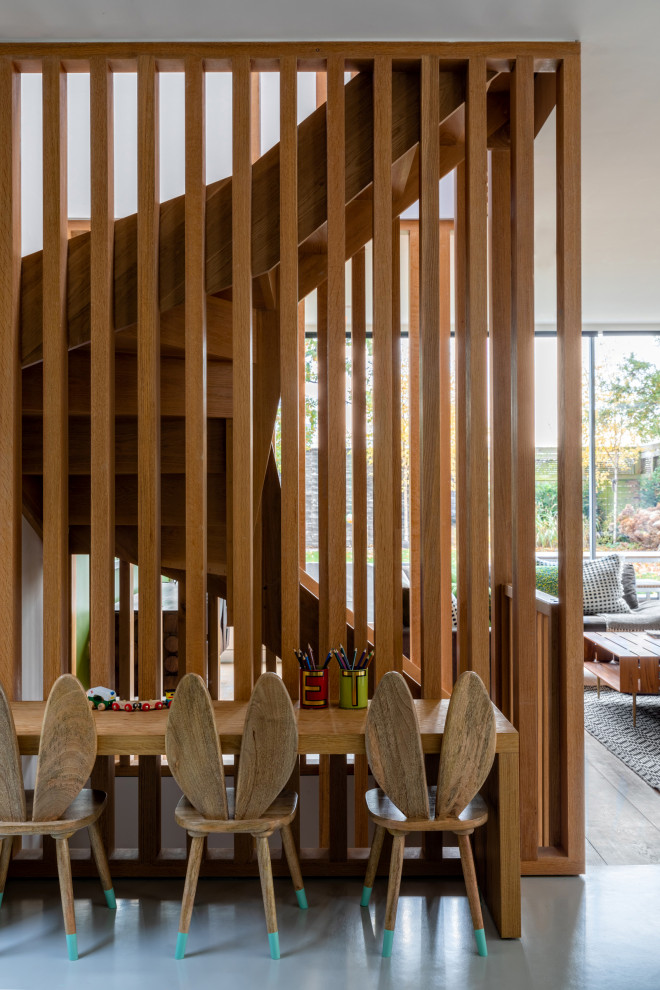 Cette image montre un grand salon design en bois ouvert avec parquet clair.