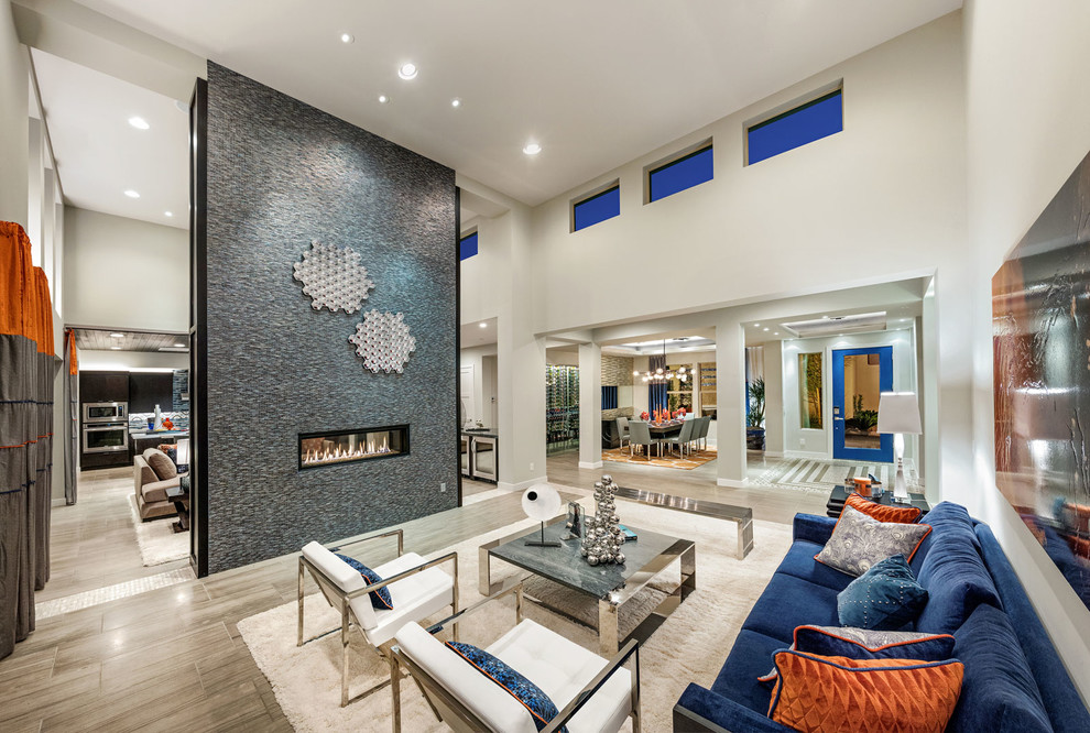 Offenes Modernes Wohnzimmer mit beiger Wandfarbe und Gaskamin in Phoenix