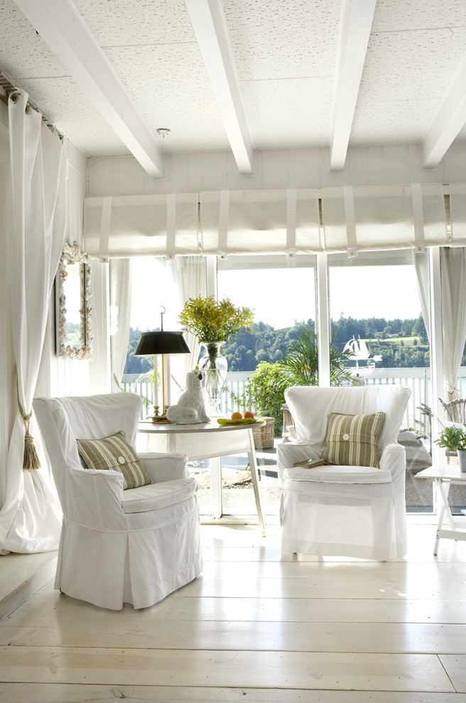 Cette photo montre un salon tendance avec un mur blanc, parquet clair et un sol blanc.