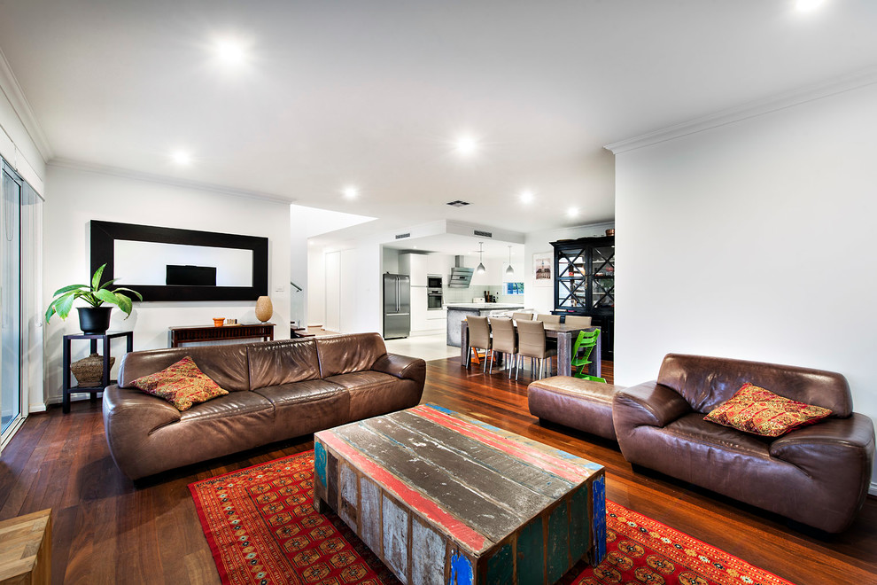 Repräsentatives, Fernseherloses, Offenes Modernes Wohnzimmer ohne Kamin mit Porzellan-Bodenfliesen und weißer Wandfarbe in Perth
