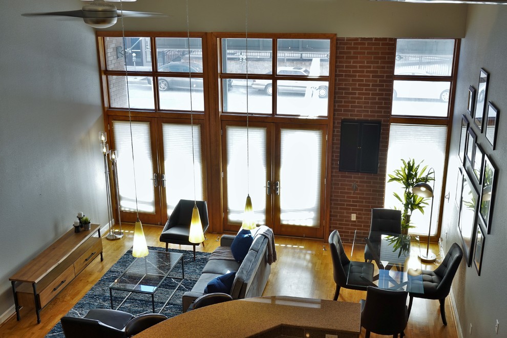 Kleines, Repräsentatives, Fernseherloses Retro Wohnzimmer im Loft-Stil mit grauer Wandfarbe, braunem Holzboden und gelbem Boden in Denver