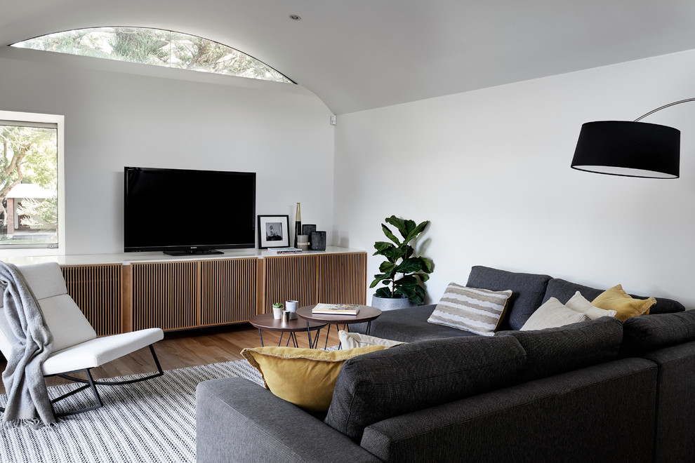 Idee per un soggiorno minimal di medie dimensioni con sala formale, pareti bianche e TV autoportante