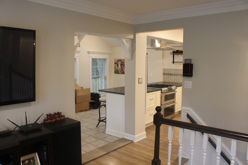 Mittelgroßes, Offenes Klassisches Wohnzimmer ohne Kamin mit grauer Wandfarbe, braunem Holzboden und TV-Wand in Baltimore