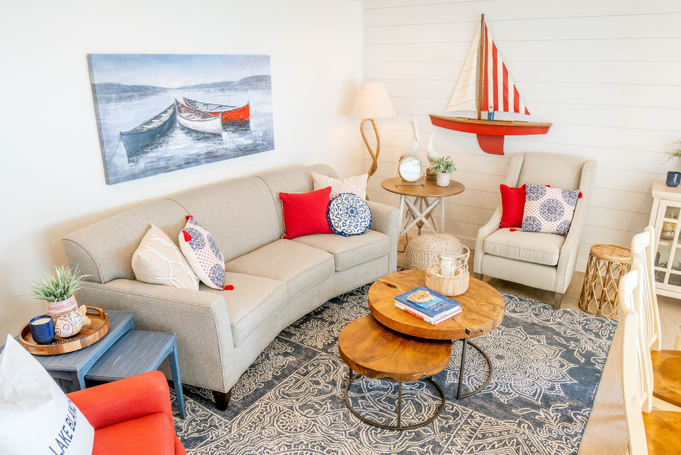 Großes, Abgetrenntes Maritimes Wohnzimmer ohne Kamin mit weißer Wandfarbe, hellem Holzboden, beigem Boden und TV-Wand in Sonstige