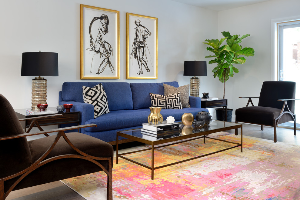 На фото: парадная, изолированная гостиная комната среднего размера в стиле неоклассика (современная классика) с серыми стенами, темным паркетным полом, коричневым полом и синим диваном без камина, телевизора с