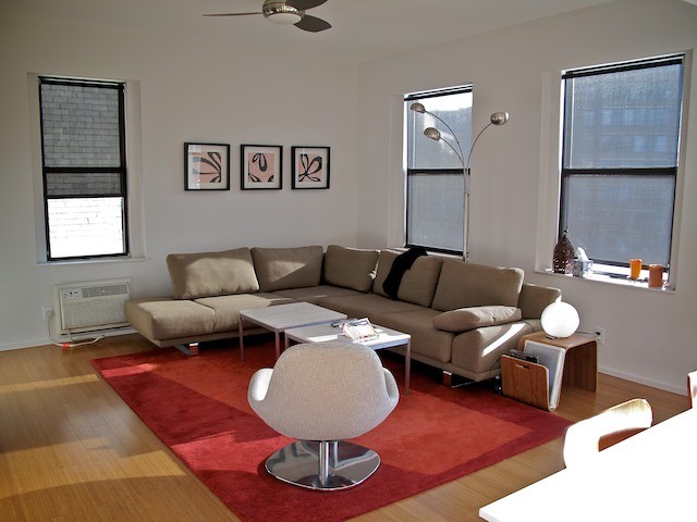 Idée de décoration pour un salon minimaliste ouvert avec un mur blanc, parquet clair et un téléviseur encastré.