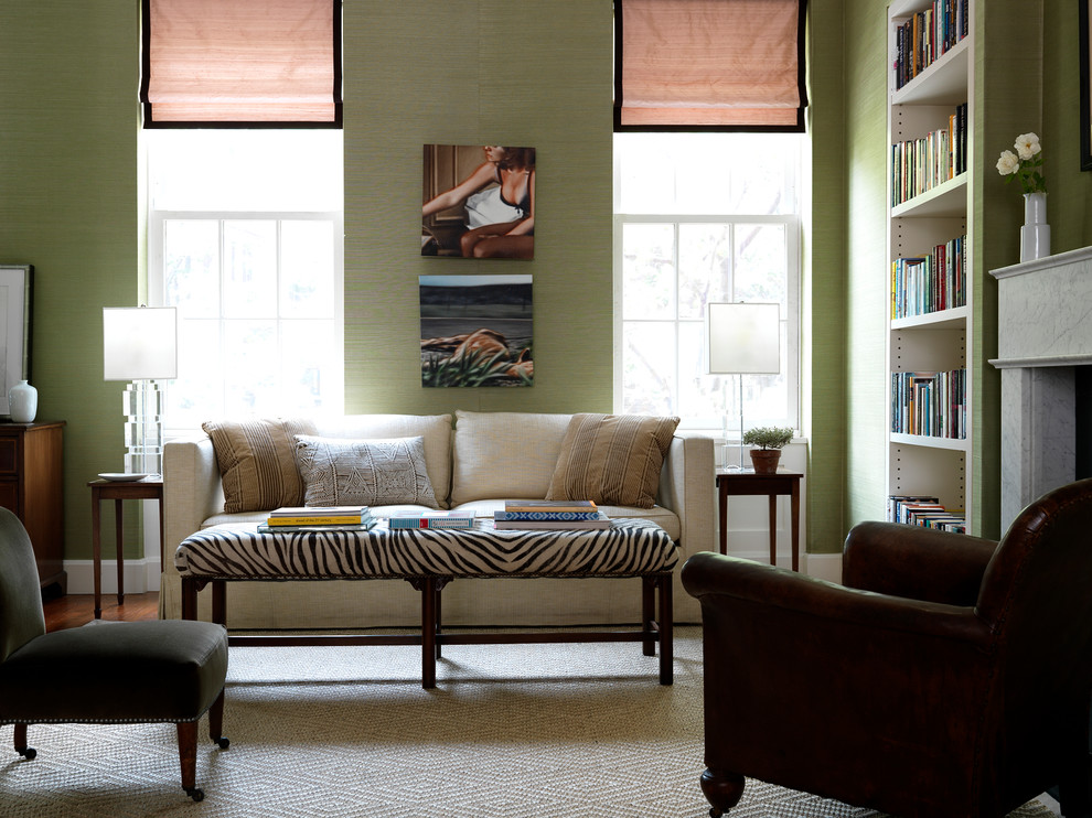На фото: гостиная комната в стиле неоклассика (современная классика) с зелеными стенами и стандартным камином с