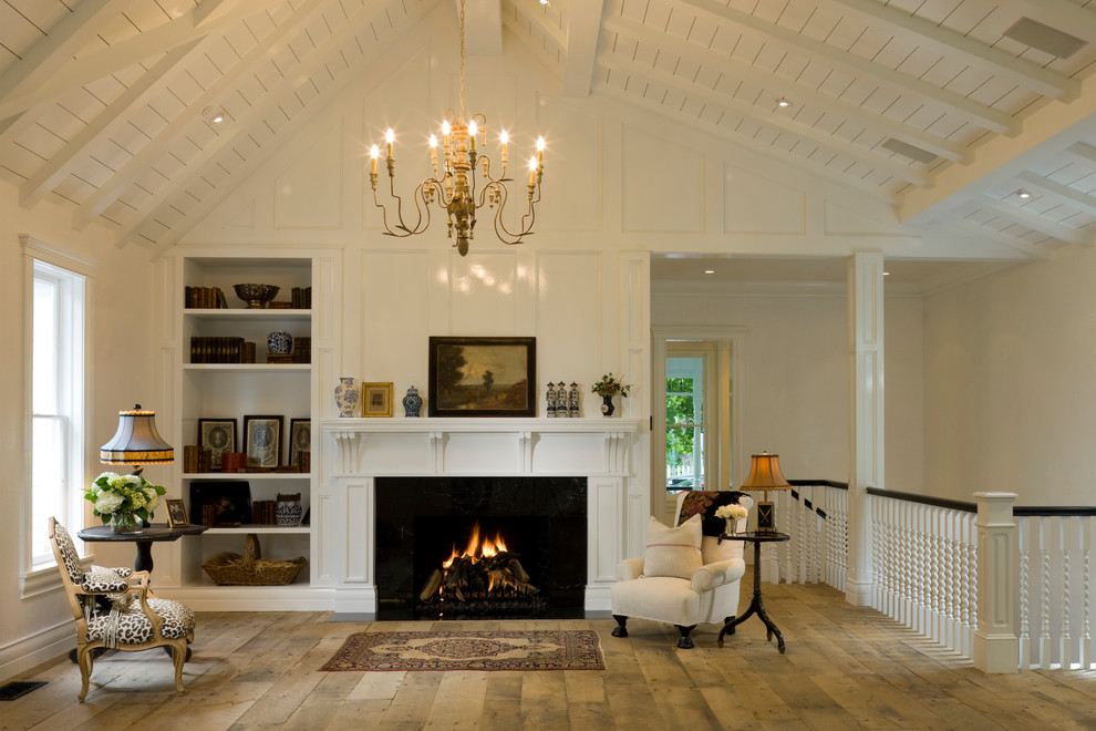 Idee per un soggiorno tradizionale stile loft con pareti bianche e camino classico
