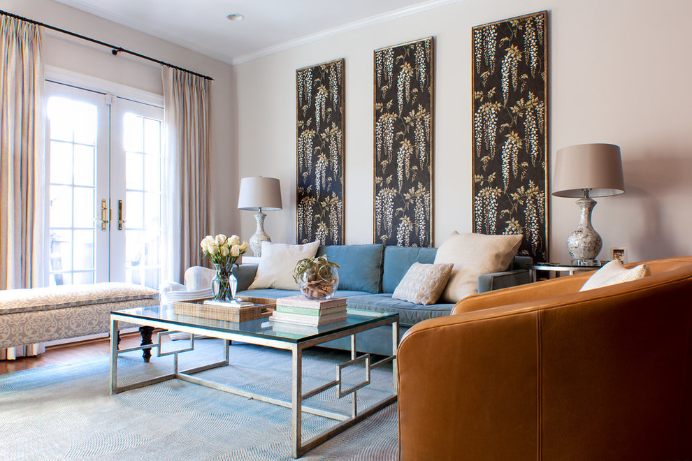 Immagine di un soggiorno chic con pareti grigie, pavimento in legno massello medio e pavimento blu
