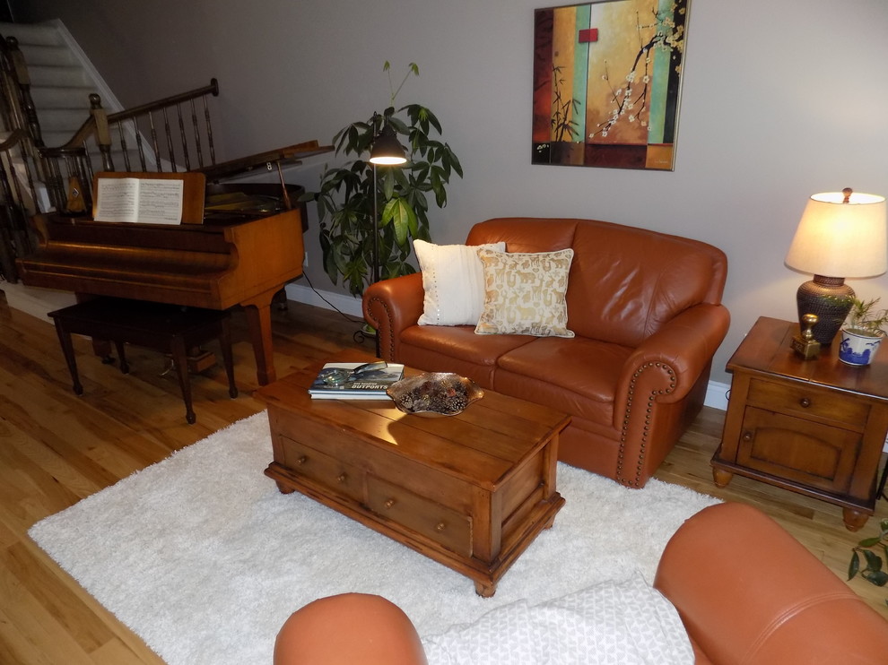 Foto de salón abierto tradicional renovado de tamaño medio sin televisor con suelo de madera clara y suelo amarillo