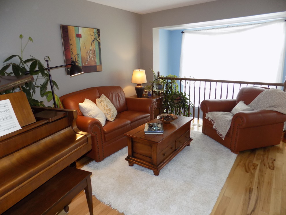 Mittelgroßes, Fernseherloses, Offenes Klassisches Wohnzimmer mit hellem Holzboden und gelbem Boden in Ottawa