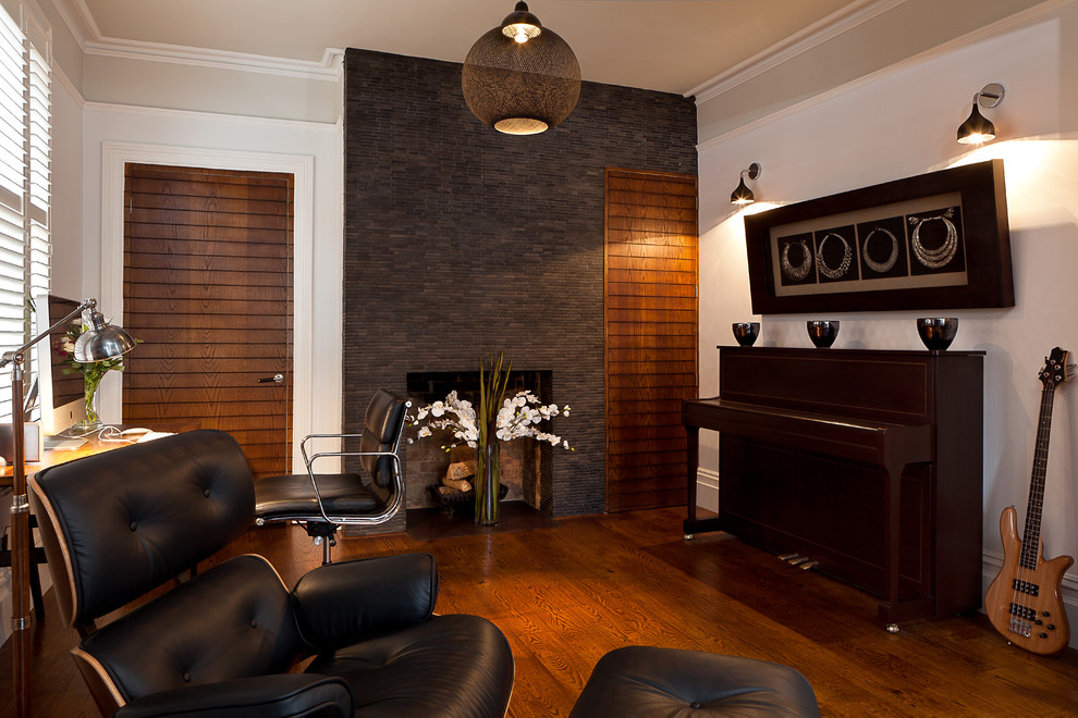 Идея дизайна: гостиная комната в стиле модернизм с фасадом камина из плитки