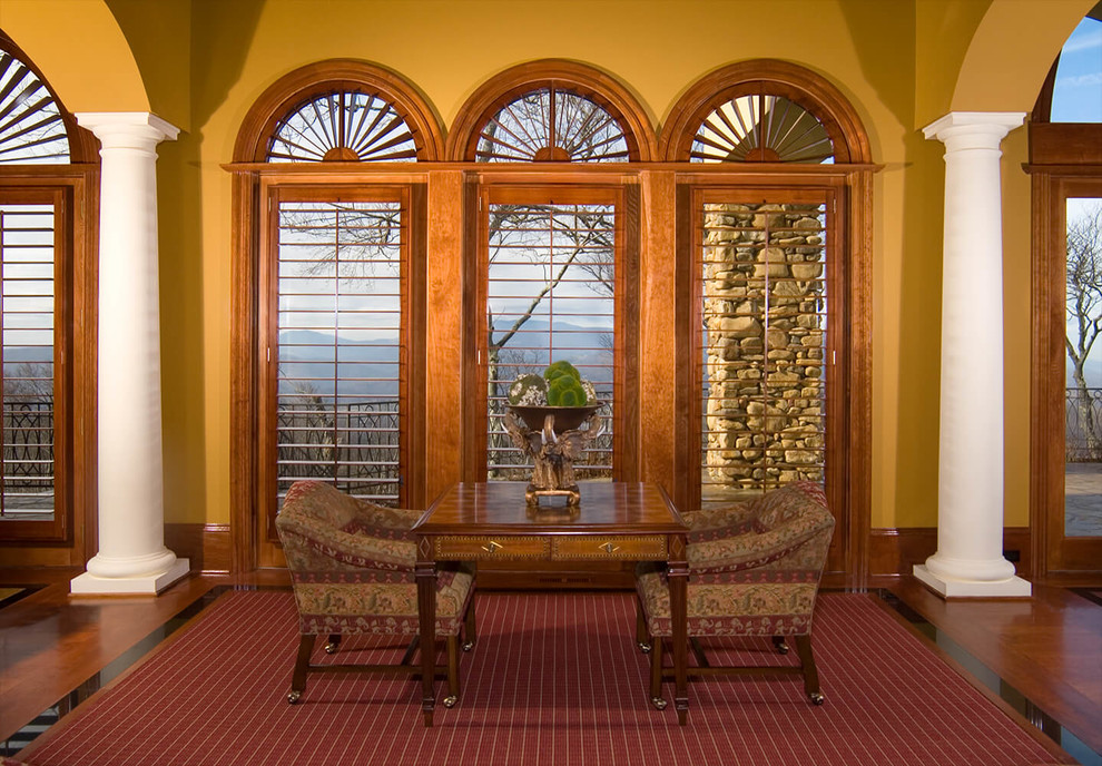 Diseño de salón para visitas cerrado tradicional de tamaño medio sin chimenea y televisor con paredes beige, suelo de madera oscura y suelo marrón