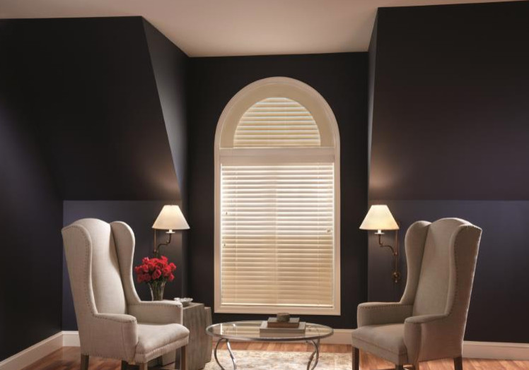 Ispirazione per un soggiorno tradizionale di medie dimensioni e chiuso con pareti viola, parquet chiaro e pavimento beige