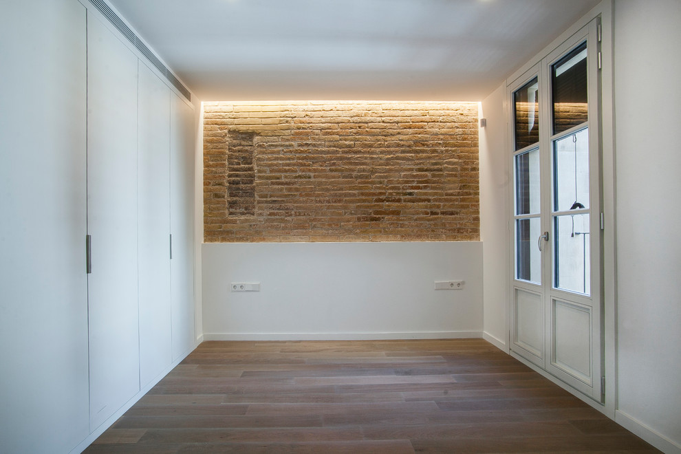 Modelo de salón abierto moderno de tamaño medio con paredes marrones, suelo de contrachapado y suelo marrón