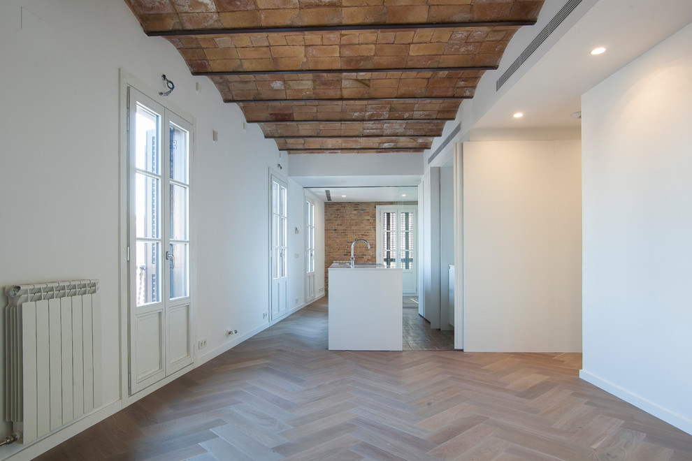 Diseño de salón abierto moderno de tamaño medio con paredes marrones, suelo de contrachapado y suelo marrón