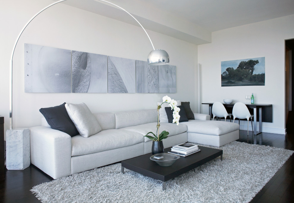 Exemple d'un salon moderne avec un mur blanc.
