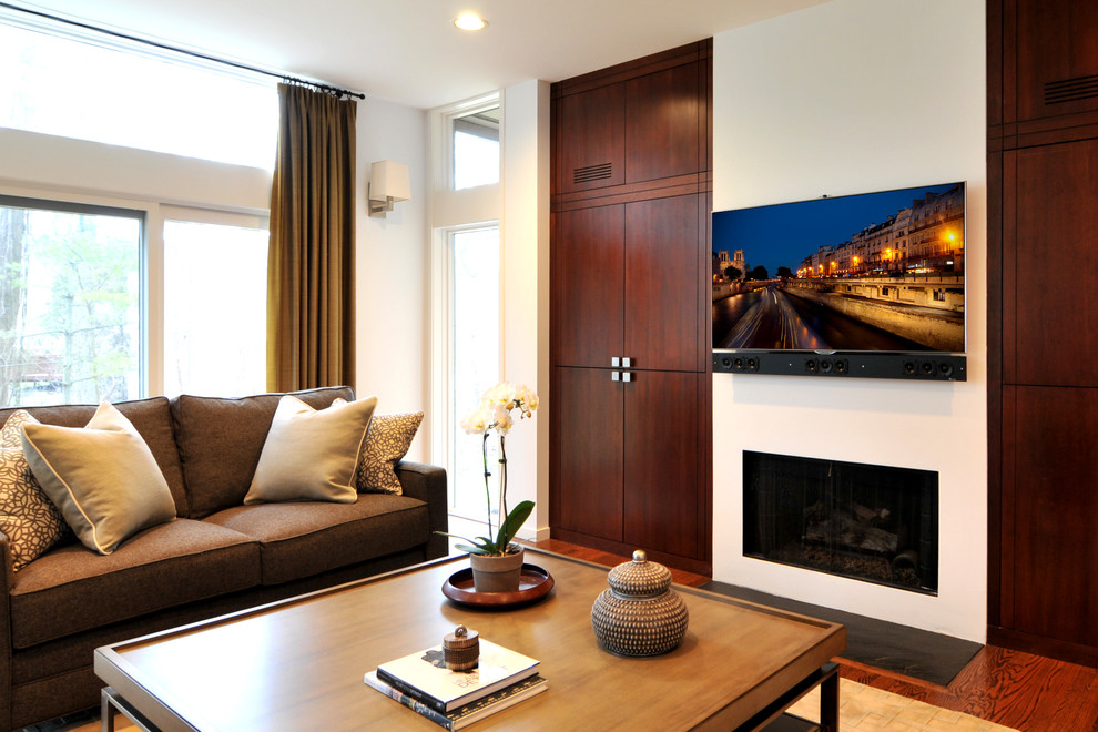 Пример оригинального дизайна: парадная, открытая гостиная комната среднего размера в современном стиле с белыми стенами, темным паркетным полом, горизонтальным камином, фасадом камина из бетона и телевизором на стене