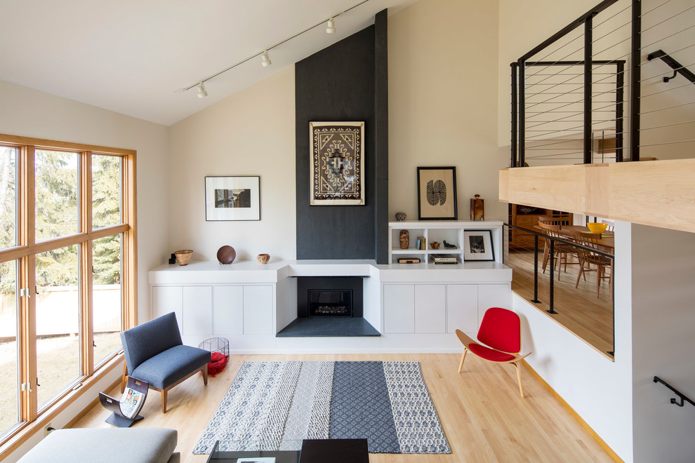 Modernes Wohnzimmer mit hellem Holzboden in Minneapolis