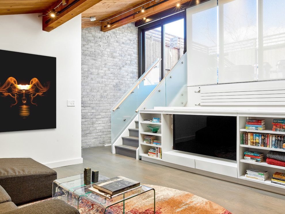 Modernes Wohnzimmer mit braunem Holzboden, Kaminofen und verstecktem TV in Toronto