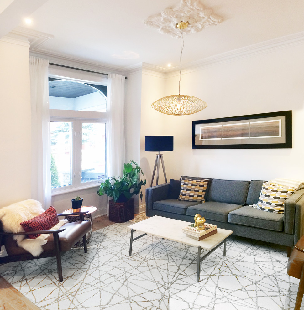 Стильный дизайн: парадная, открытая гостиная комната среднего размера в стиле ретро с белыми стенами, светлым паркетным полом и коричневым полом без телевизора, камина - последний тренд