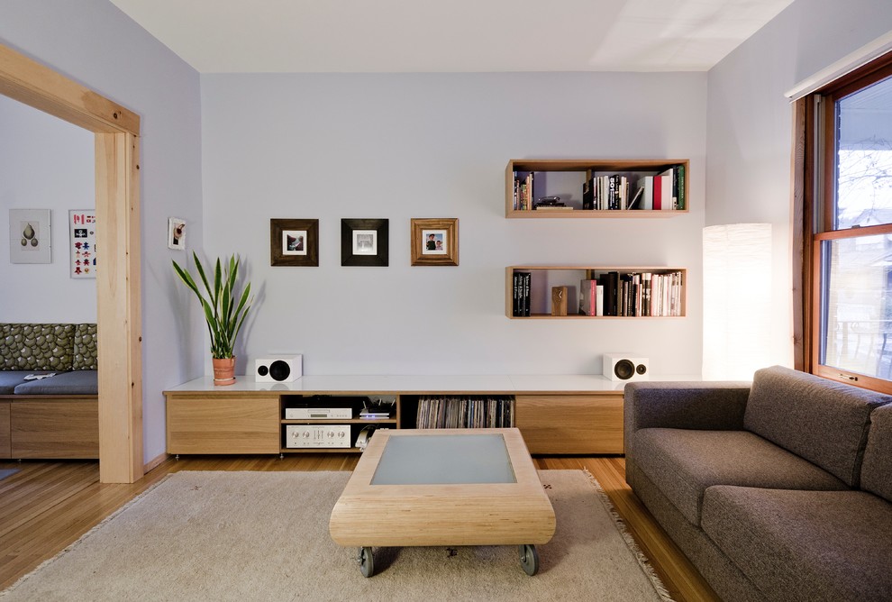 Источник вдохновения для домашнего уюта: гостиная комната в стиле модернизм с серыми стенами, коричневым диваном и ковром на полу