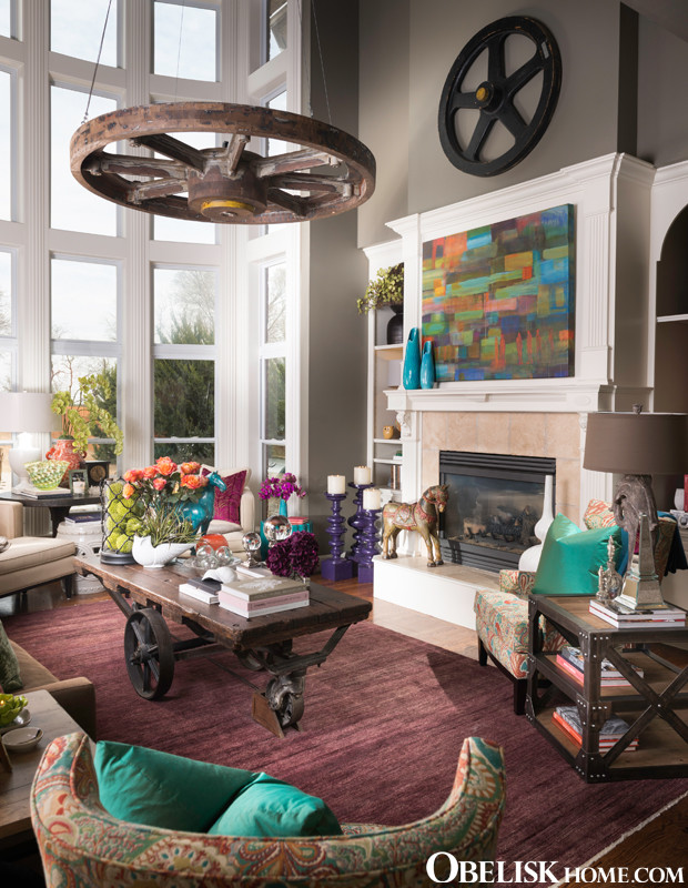 Großes, Offenes Eklektisches Wohnzimmer mit brauner Wandfarbe, hellem Holzboden und Kamin in Little Rock
