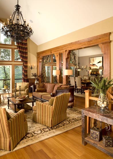 Foto di un soggiorno stile rurale aperto con pareti beige e pavimento in legno massello medio