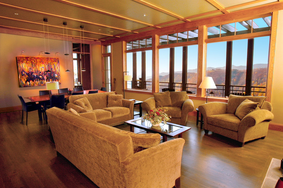 Ejemplo de salón para visitas abierto contemporáneo extra grande con paredes beige y suelo de madera en tonos medios