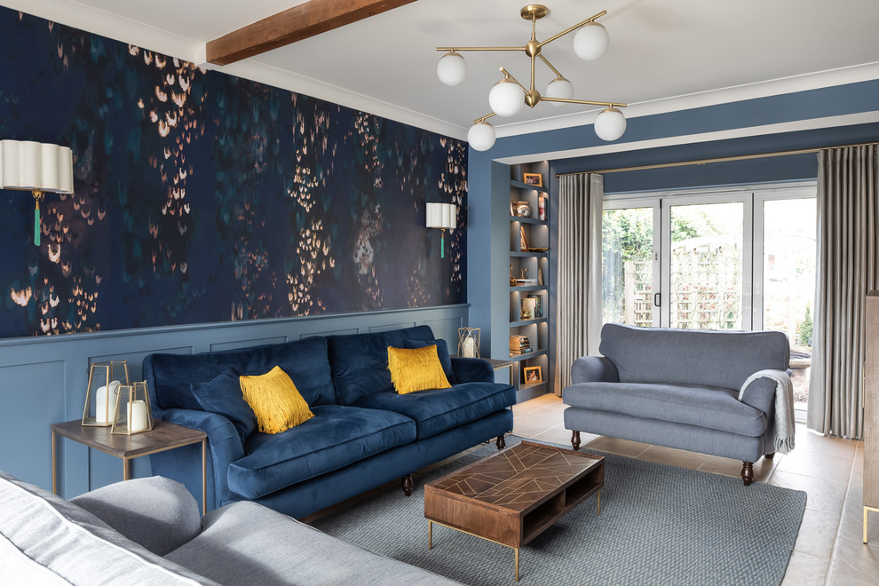 Imagen de salón clásico renovado con paredes azules y suelo beige