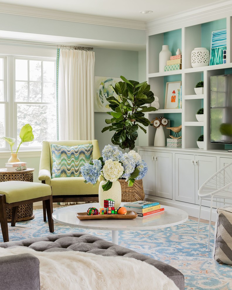 Esempio di un soggiorno chic con pareti blu, parquet chiaro e pavimento marrone