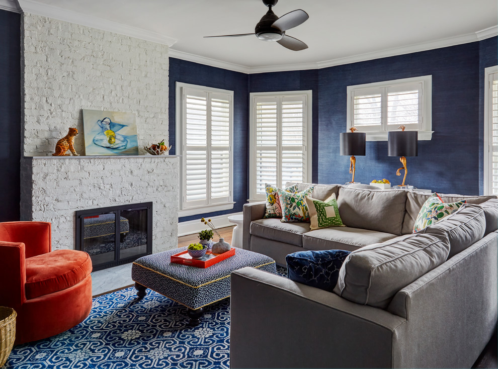 Источник вдохновения для домашнего уюта: парадная, изолированная гостиная комната в стиле неоклассика (современная классика) с синими стенами, стандартным камином и фасадом камина из кирпича без телевизора