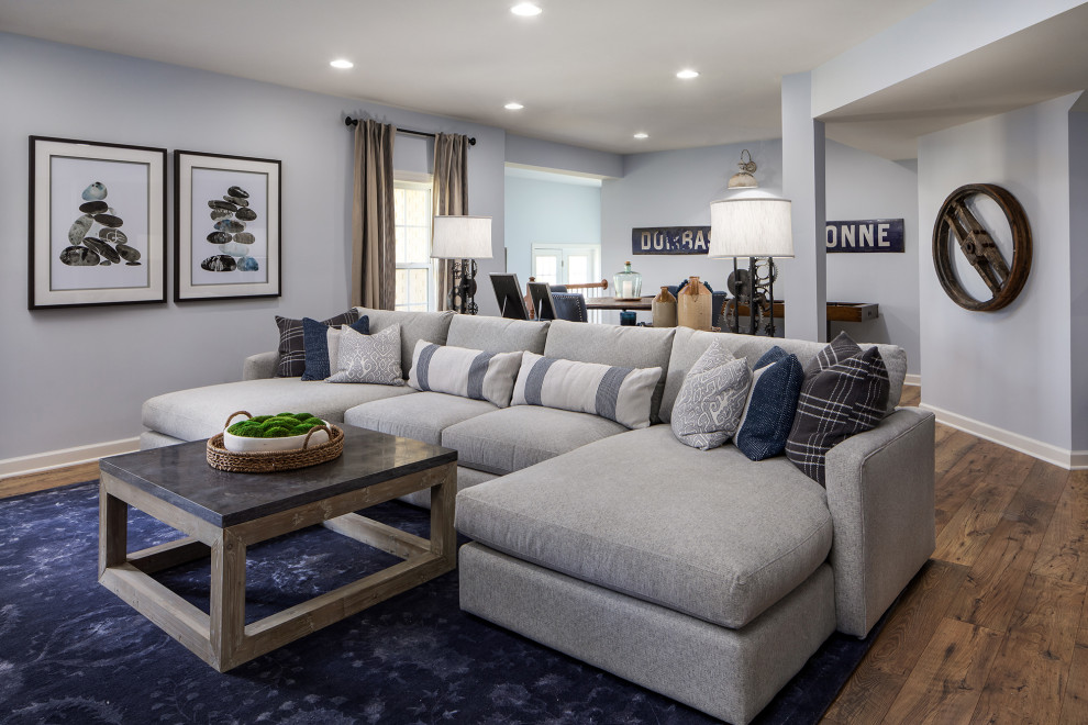 Foto di un soggiorno classico di medie dimensioni e aperto con pareti grigie, pavimento in legno massello medio e pavimento marrone