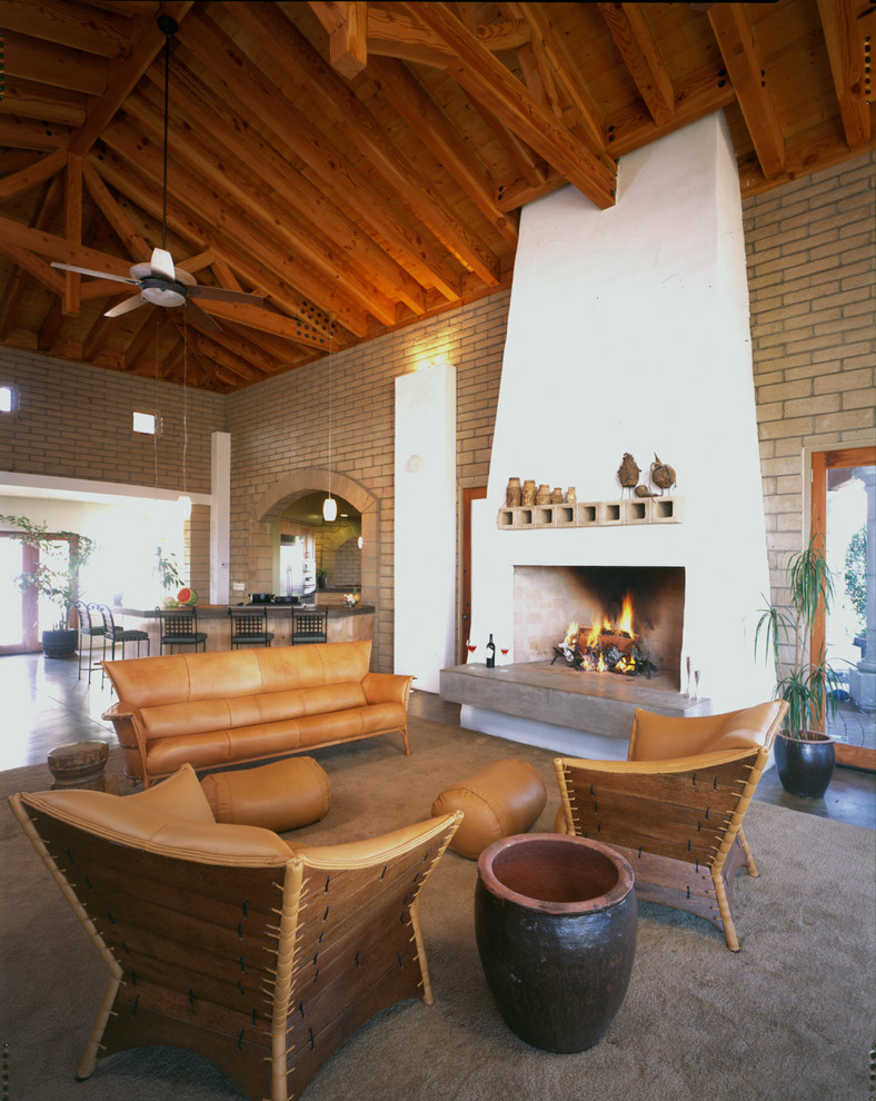Идея дизайна: гостиная комната в стиле фьюжн с домашним баром, стандартным камином и ковром на полу