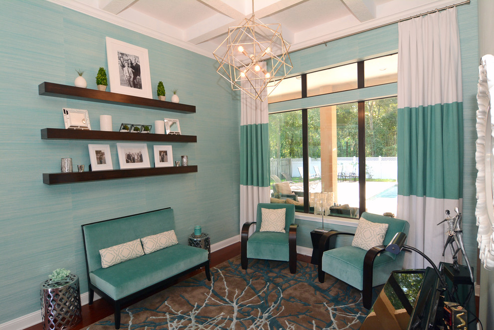 Modelo de salón cerrado contemporáneo de tamaño medio sin chimenea y televisor con paredes azules y suelo de madera en tonos medios