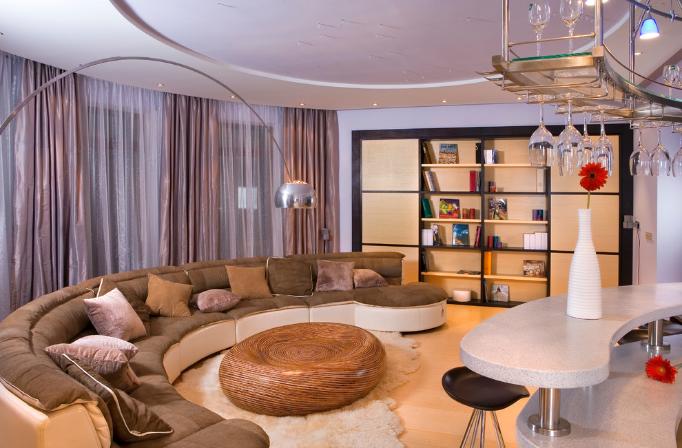 Diseño de salón para visitas abierto contemporáneo grande sin chimenea con paredes azules, televisor colgado en la pared y suelo de bambú