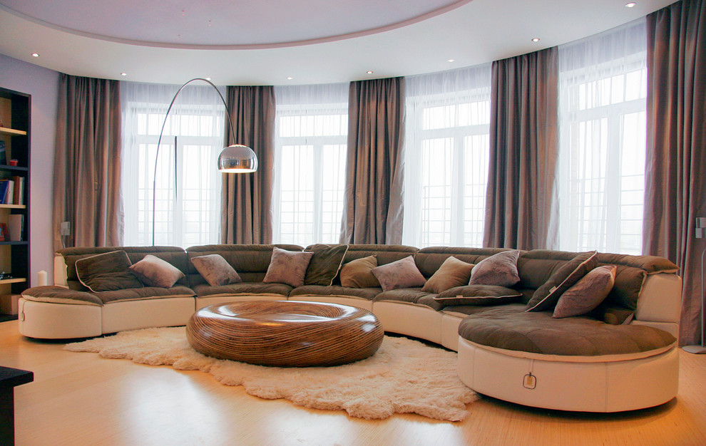Foto di un grande soggiorno minimal aperto con sala formale, pareti blu, nessun camino, TV a parete e pavimento in bambù