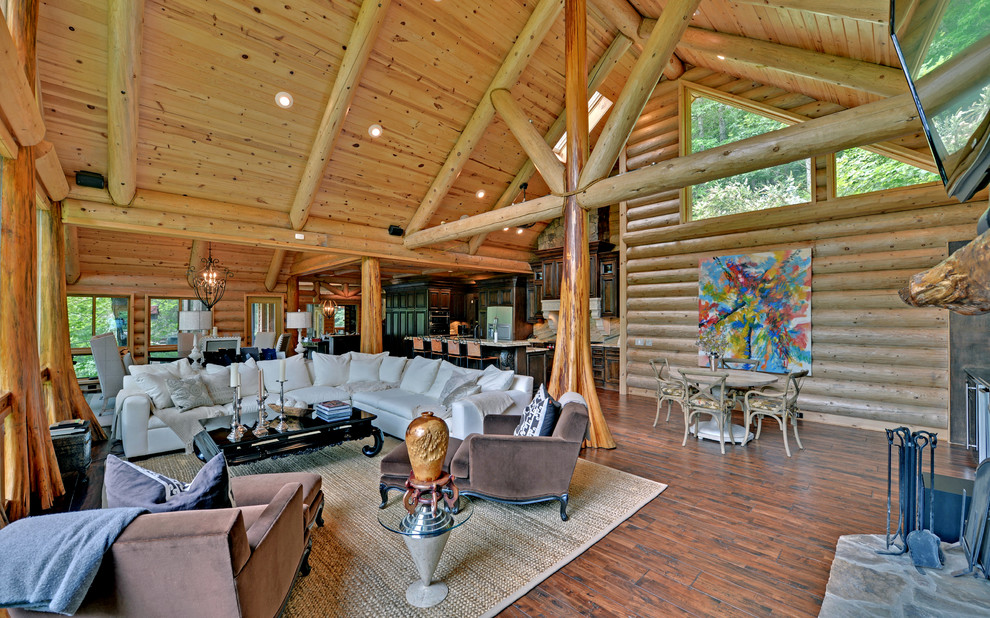 Offenes Klassisches Wohnzimmer mit braunem Holzboden in Atlanta