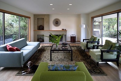 Großes, Repräsentatives, Offenes Modernes Wohnzimmer mit beiger Wandfarbe, hellem Holzboden, Kamin und Kaminumrandung aus Stein in Seattle
