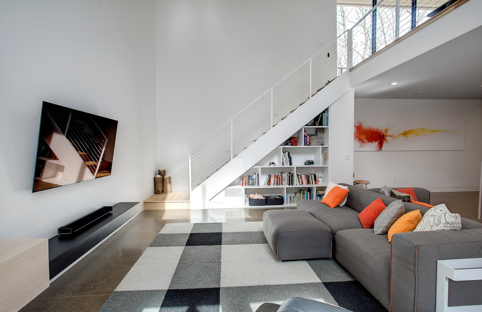 Ispirazione per un soggiorno moderno stile loft con pareti bianche, pavimento in cemento, stufa a legna e TV a parete