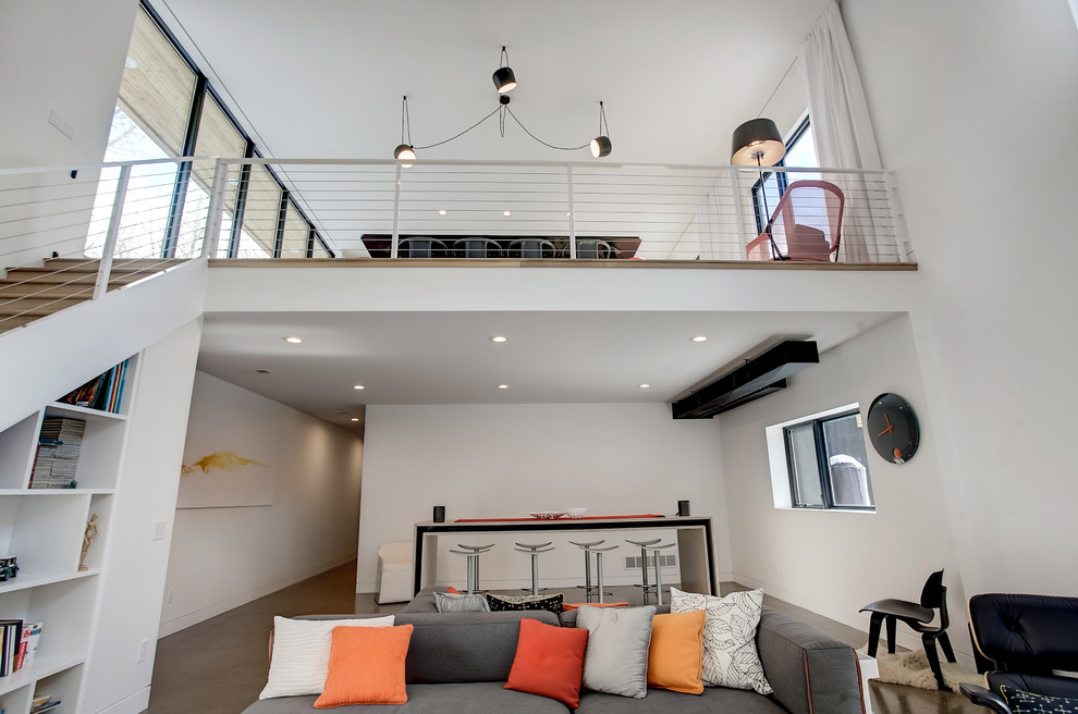 Ispirazione per un soggiorno moderno stile loft con pareti bianche, pavimento in cemento, stufa a legna e TV a parete