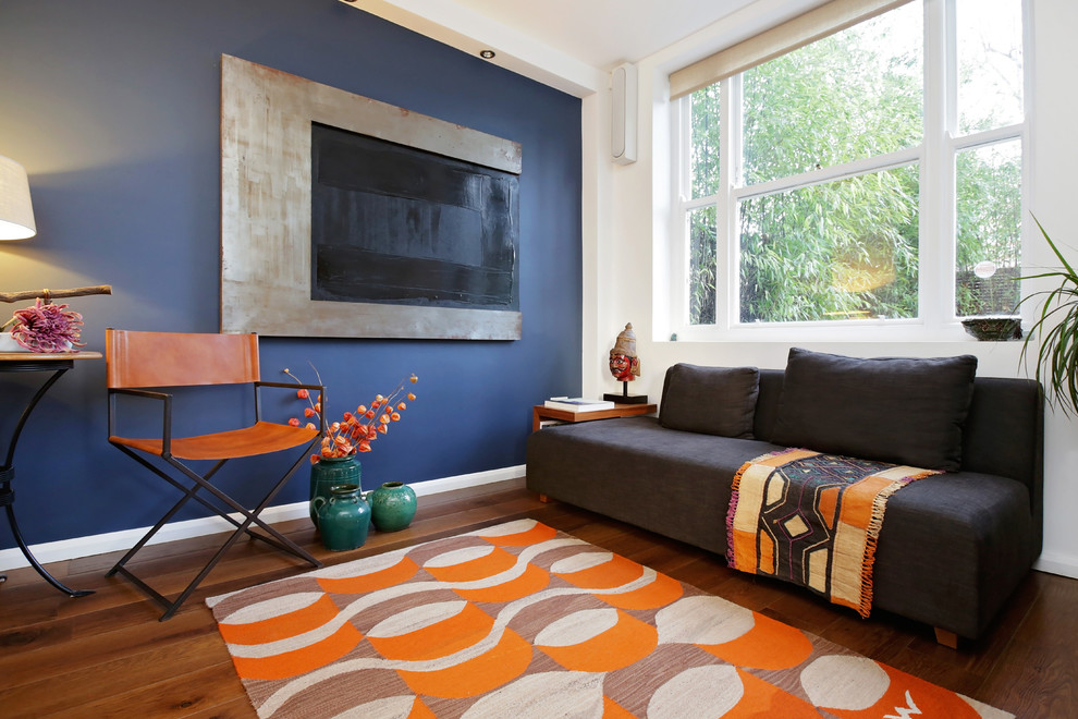 Imagen de salón con barra de bar cerrado contemporáneo de tamaño medio sin chimenea y televisor con paredes azules y suelo de madera en tonos medios