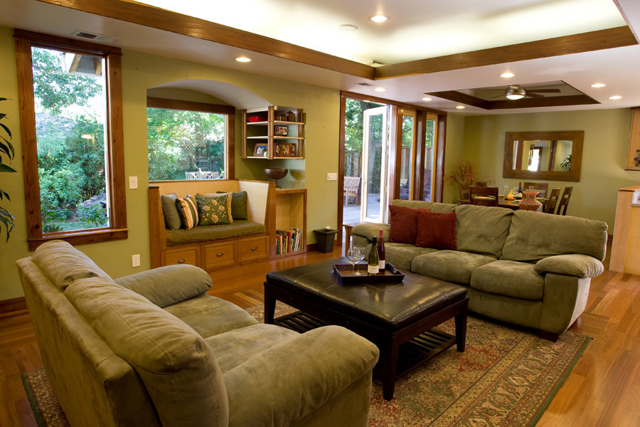 Immagine di un soggiorno classico di medie dimensioni e aperto con pareti verdi e nessun camino