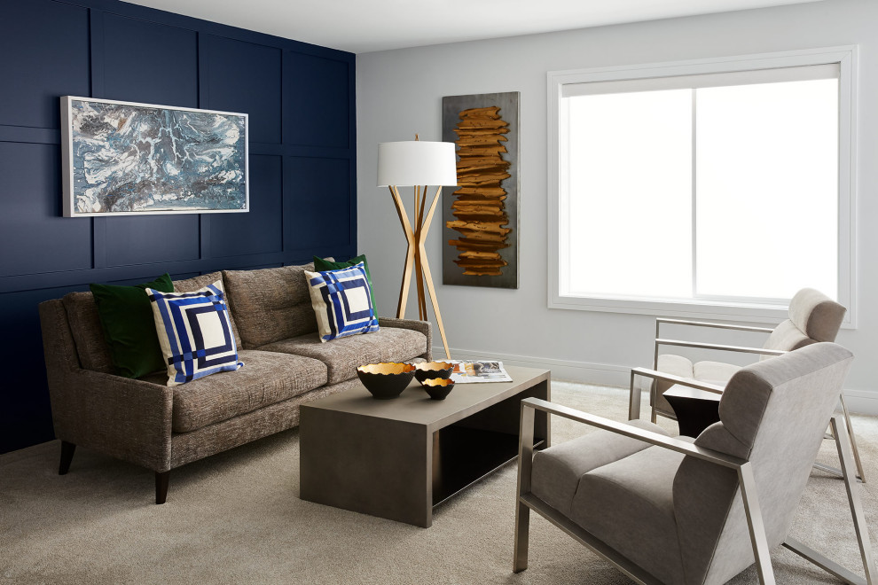 Imagen de salón abierto contemporáneo de tamaño medio con paredes azules y moqueta